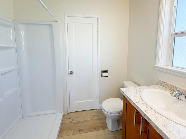 (A) Bathroom - 1722 E Victoria Ave