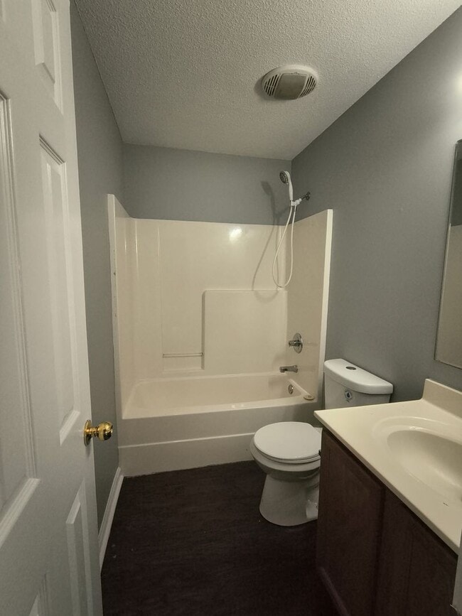 Building Photo - Updated 2br/1.5ba condo in heart of North Knoxville