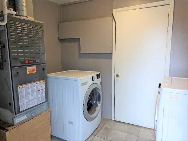 Building Photo - 2 Bed 1 Bath Plus Bonus Living/Office Cottage Style Home-The Village NW OKC