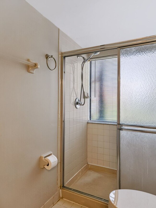 Building Photo - ** COACH HOMES @ BERKSHIRE LAKES ** 2 BED / 2 BATH - 1ST FLOOR CONDO - GARAGE - ANNUAL RENTAL