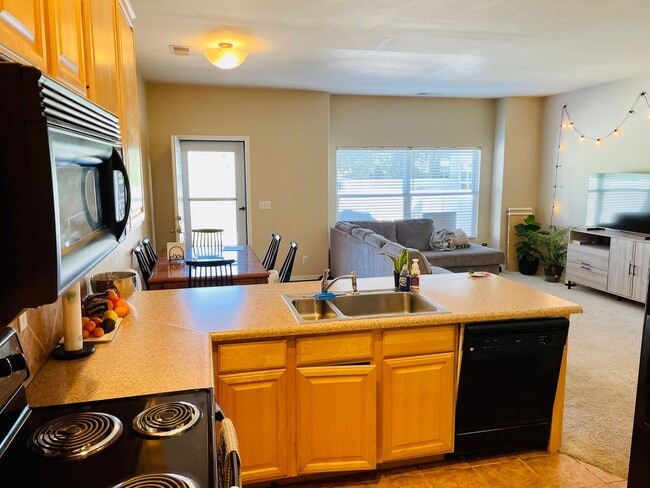 Building Photo - 986 Mountain Crest View