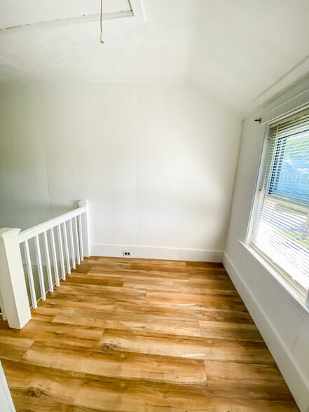 Building Photo - 8 Howe St