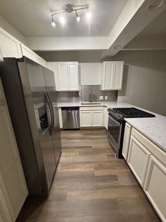 Building Photo - Clean 2 Bedroom / 1 Bathroom Condo Near Stockdale Hwy & Real Rd.