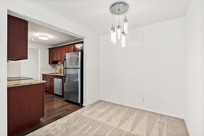 Building Photo - Modern 2-Bedroom Condo in Shoreline with Stylish Finishes