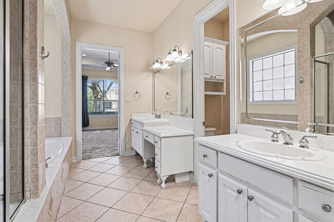 Building Photo - Beautiful home with classic styling, minutes away from Uptown, Oak Lawn, Cityplace, and Lower Gre...