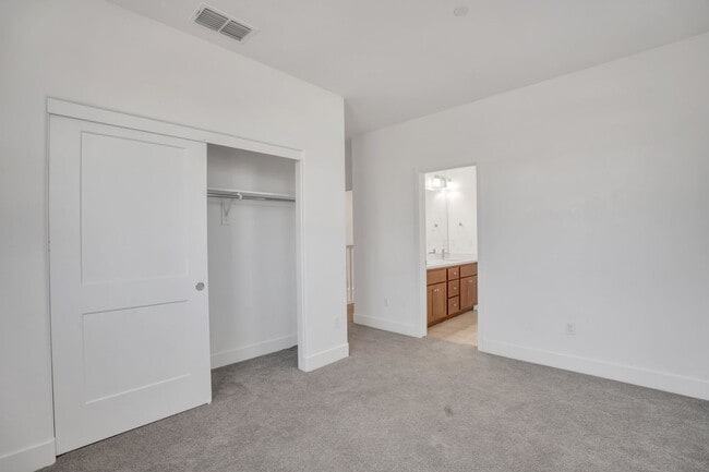 Building Photo - 3434 Sassafras Way