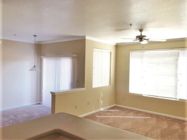 Building Photo - Spacious 1 Bedroom Condo in North Central Phoenix!