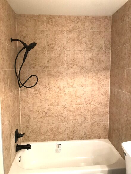 2nd bath - 5845 Willow Leaf Ct