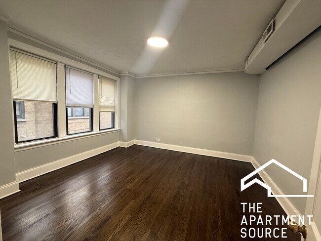 Building Photo - 1030 E Hyde Park Blvd