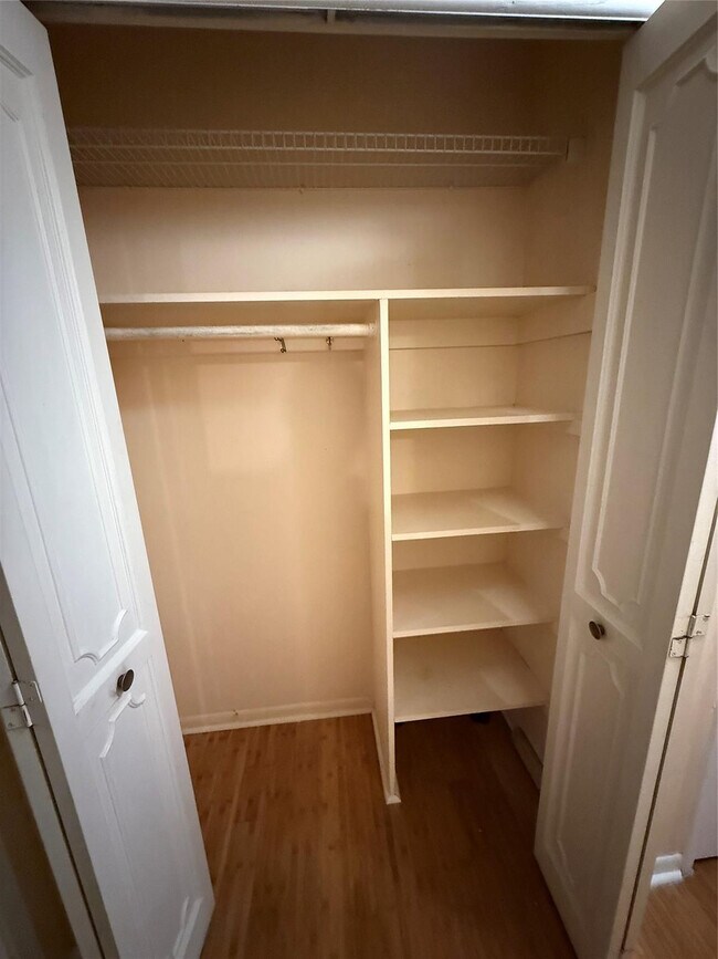 Building Photo - 3575 Brokenwoods Dr