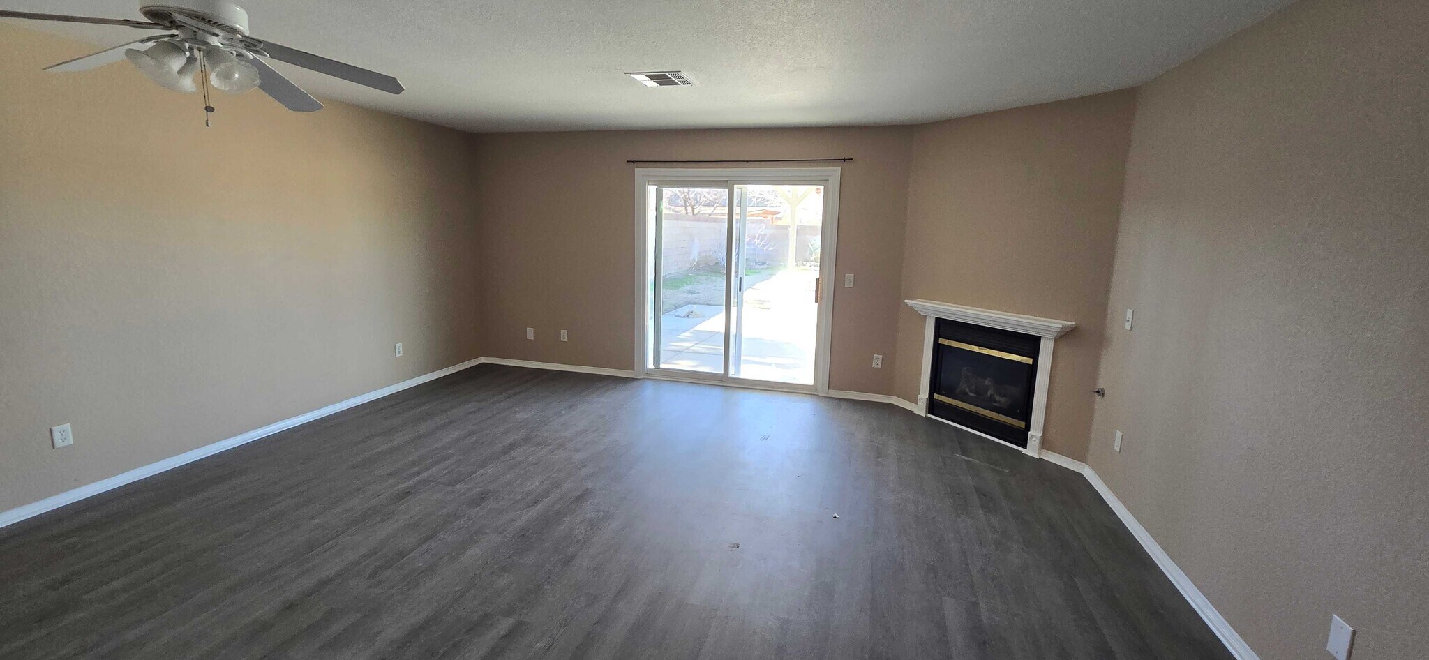 Building Photo - 43627 6th St E