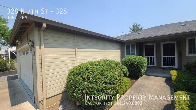 Building Photo - 328 N 7th St