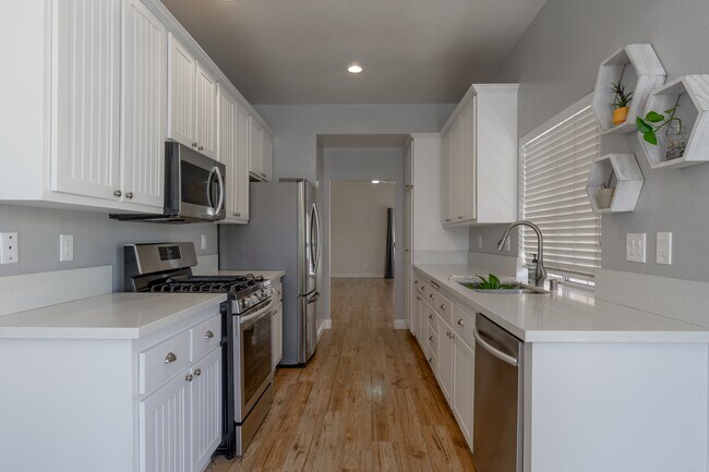 Building Photo - 27263 Family Cir