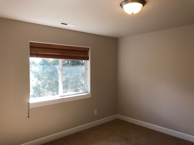 Building Photo - 4 Bedroom / 2.5 Bathroom Home in SE Bend