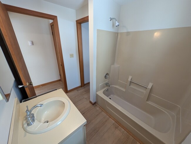 Building Photo - 32 Willow St