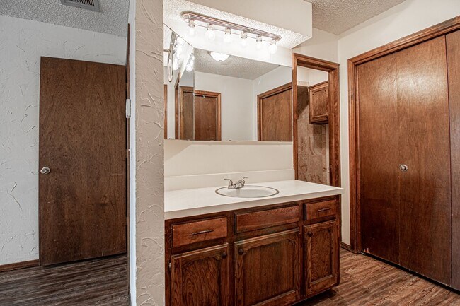 Building Photo - 3 Bed 1.5 Bath in Carl Albert School District