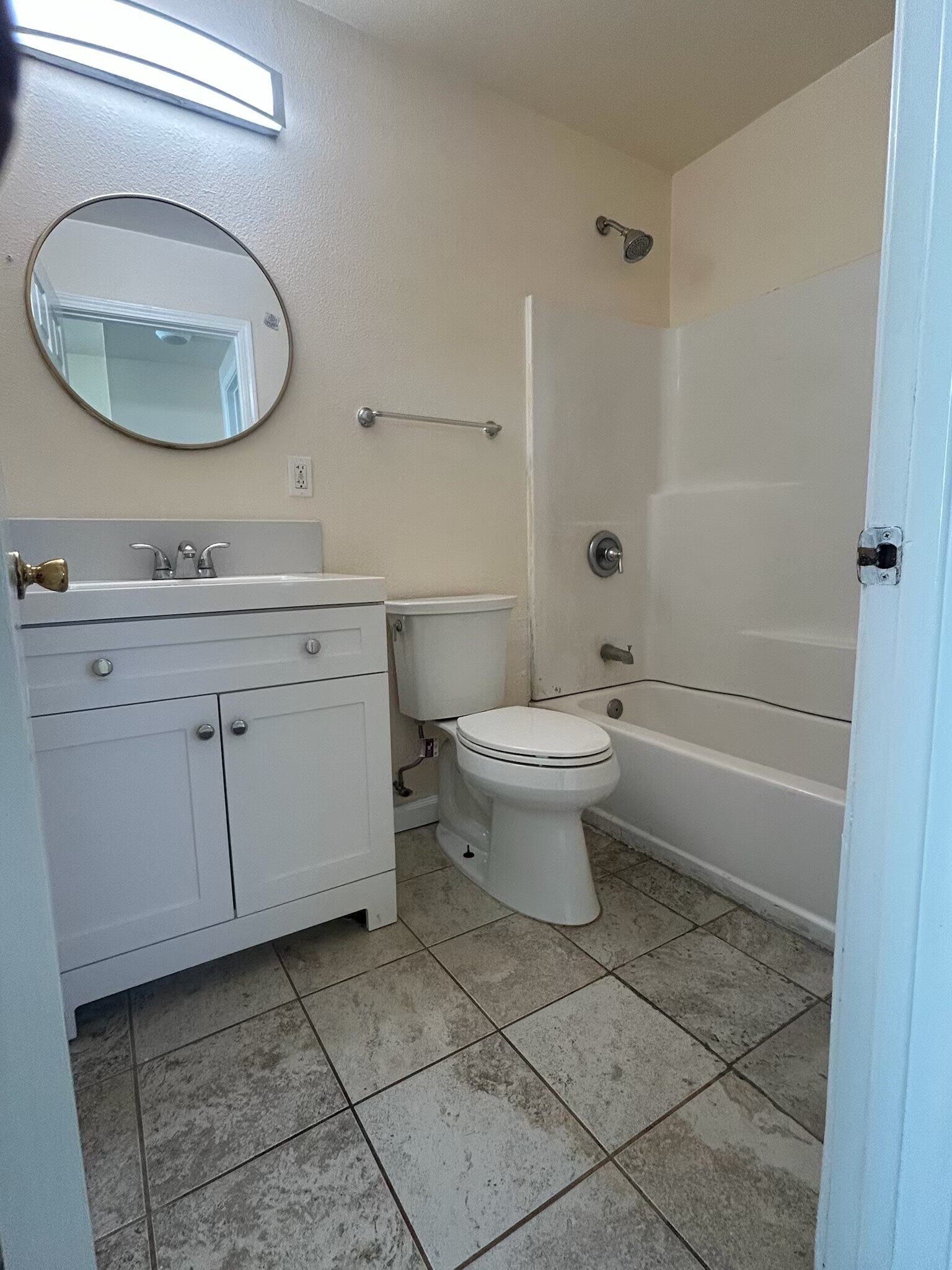 Building Photo - 425 Hyland Dr