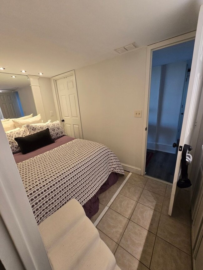 Building Photo - 14L