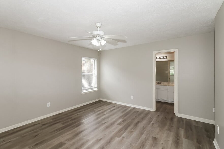 Building Photo - 4635 Linden Pl