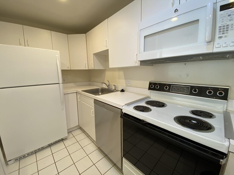 Building Photo - 931 Massachusetts Ave