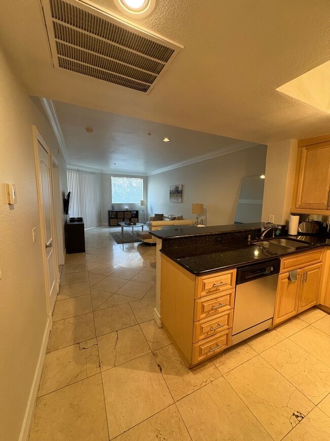 Building Photo - Spacious fully furnished 1 bedroom condo l...