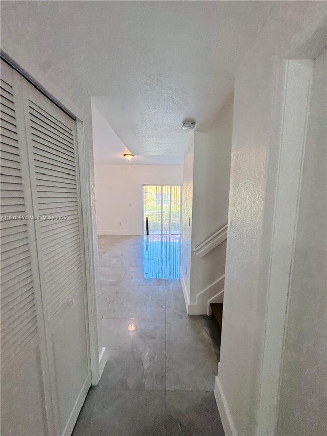 Building Photo - 949 SW 6th Pl