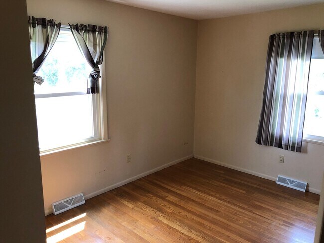 Building Photo - 6-Bedroom Single Family Home