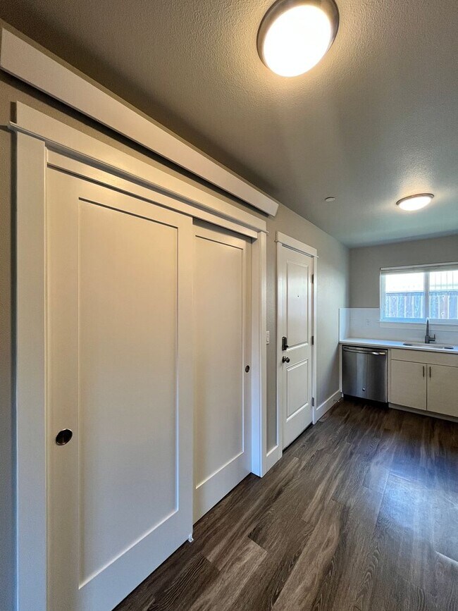 Building Photo - Modern 2-Bedroom! In-Unit Washer & Dryer, Covered Patio & Pet Friendly!