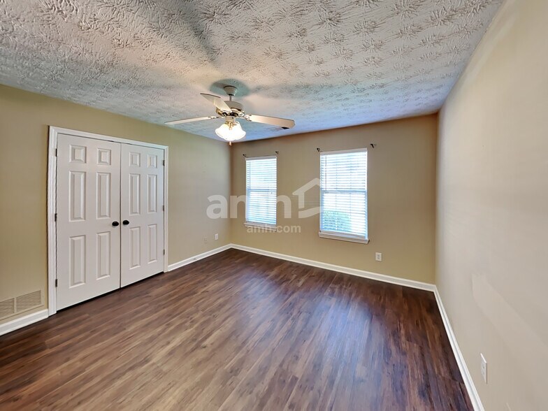 Building Photo - 685 Oxford Hall Dr SW