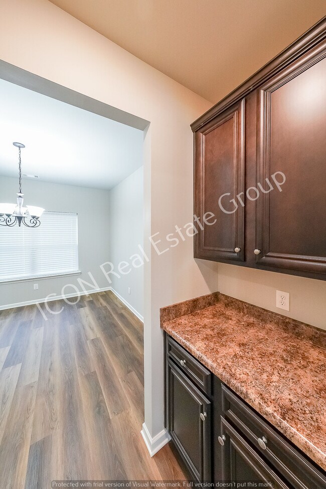 Building Photo - 3/3 Townhome with 2 car garage