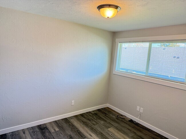 Building Photo - New 2 bed 1 1/2 bath duplex in Springfield!