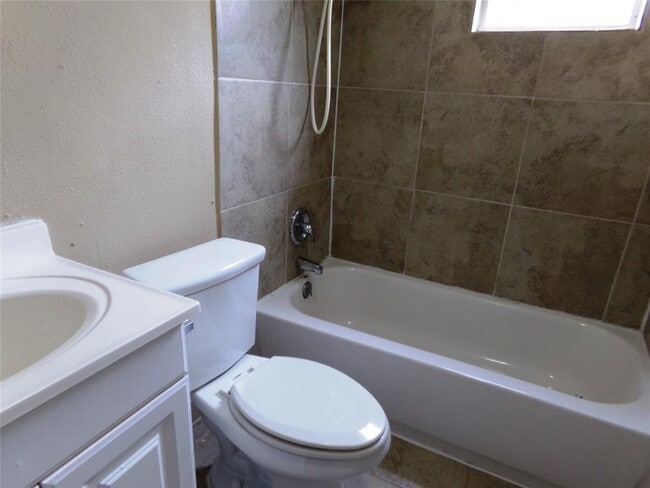 Building Photo - 519 Lenora Dr