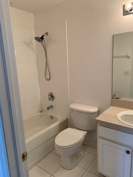 Full en suite bathroom in secondary bedroom! - 10041 Poppy Hill Dr