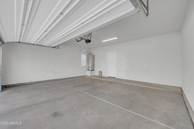 Building Photo - 935 E Agua Fria Ln