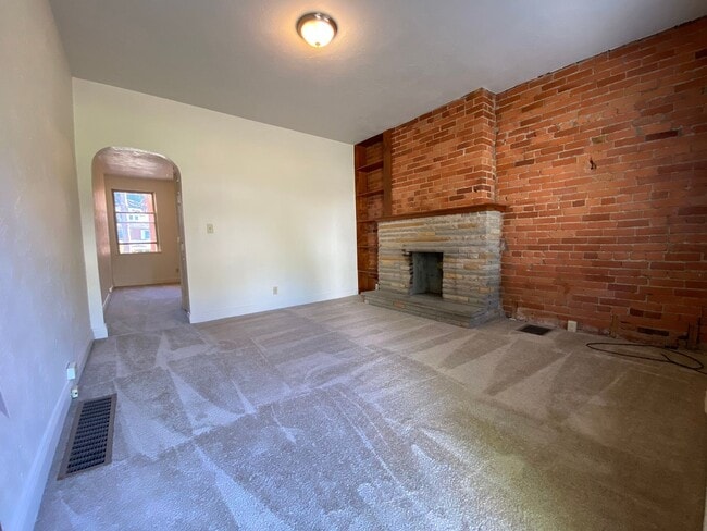 Building Photo - Spacious Two Bedroom Townhouse in Squirrel Hill! Fully Equipped Kitchen & W/D Included! Call Today