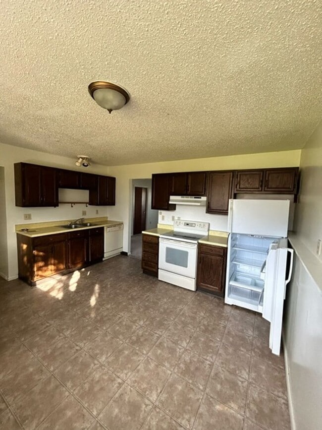 Building Photo - Move-In Today 2 Bedroom 1 Bathroom Apartment Close to Campus!