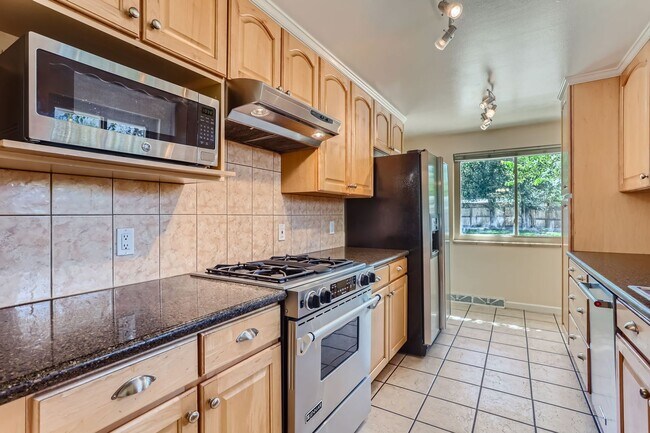 Building Photo - Beautiful Bungalow in Great Englewood Loca...