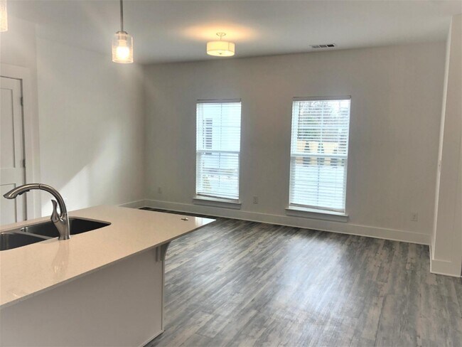 Building Photo - 3108 Elm Hill Pike