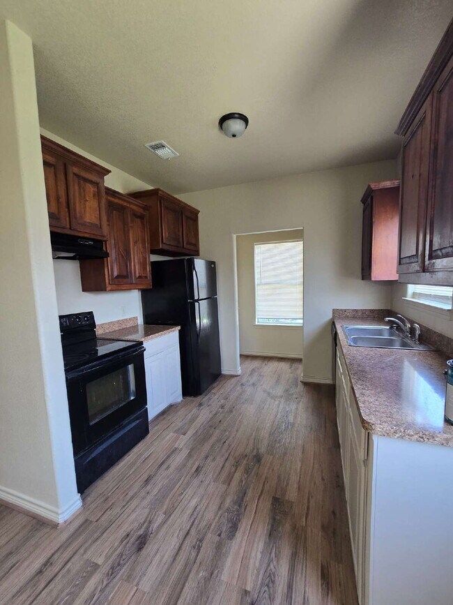 Building Photo - Completely renovated 3-Bed Duplex in the M...