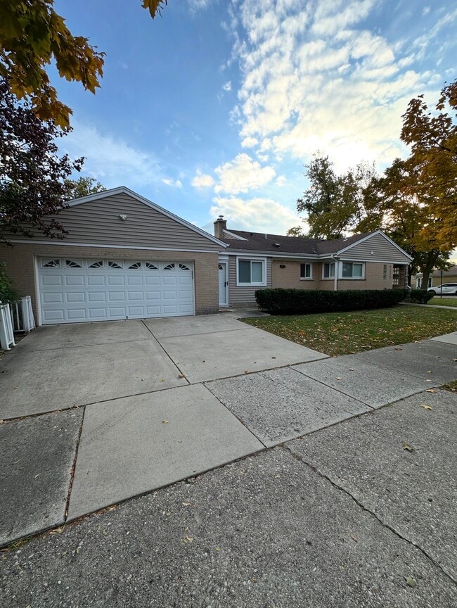 Building Photo - 7225 E Prairie Rd