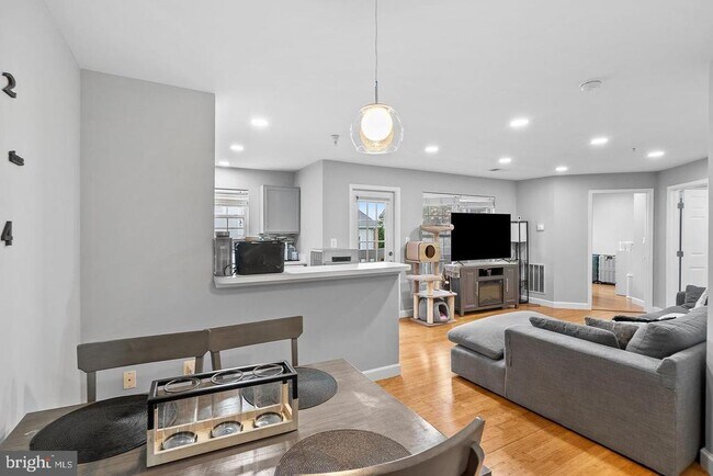 Building Photo - 645 Constellation Square SE