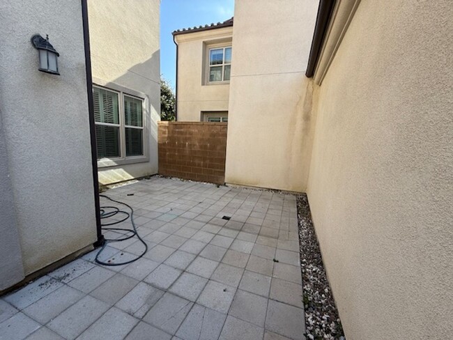 Building Photo - Beautiful spacious 3 Bedroom 3.5 bath 2185...