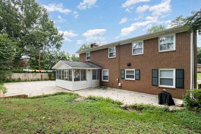 Building Photo - 6840 April Ln