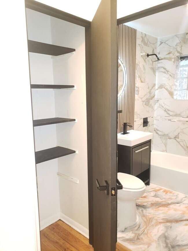 Building Photo - 1429 Kasten Dr