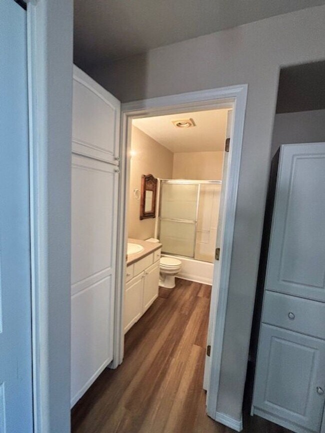 Building Photo - Lower Level SunriverCondominium Unit - Pow...