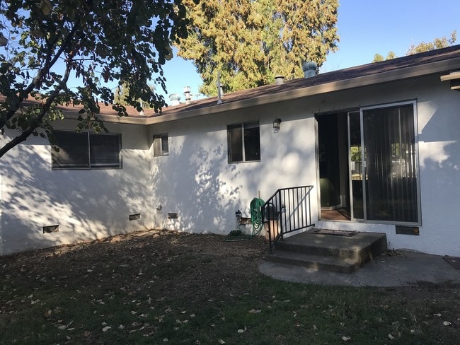 Building Photo - 1059 La Mesa Dr