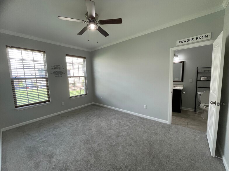 Building Photo - 1605 Villa Cir