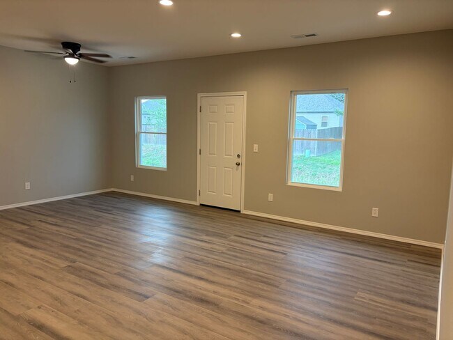 Building Photo - 582 N Airport Rd
