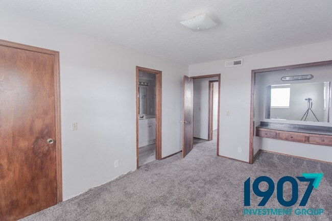 Building Photo - 1247 W Huntington Way