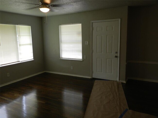 Building Photo - 6031 Ridgeway Dr